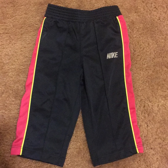 2 pc Nike toddler sweatsuit - Picture 2 of 2